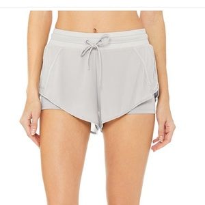Alo Yoga - Ambiance Short in Dove Grey